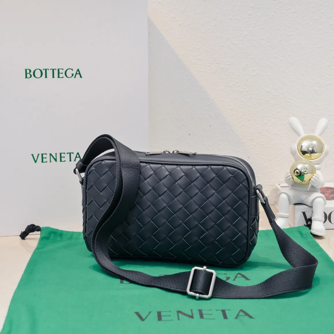 Batch 1480 BV lntrecciato woven leather crossbody bag. The zipper opens and closes, and the space is too large. It meets the daily needs of going out on the street. There are no problems with mobile phones 📱 wallets 👛 power bank 🔋. The weaving process is used, and the texture of the upper body 🔝 is very high-end. Style number: 7100 Size: 25*7.5
